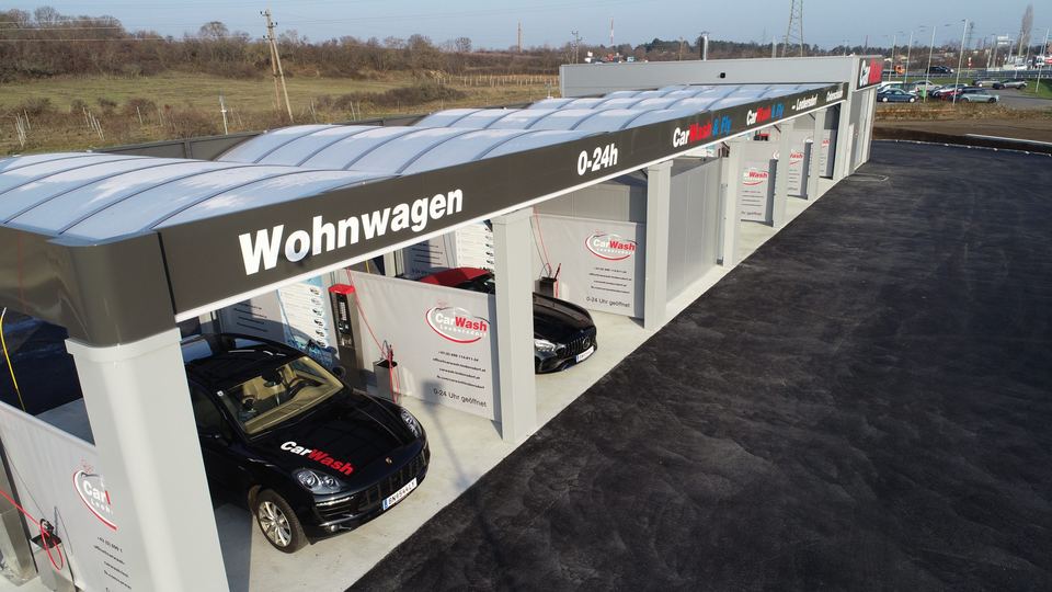 Luftbild des Carwash Leobersdorf: überdachte SB-Waschboxen, Portalwaschanlage und Staubsaugerplätze an der Portugieserstraße