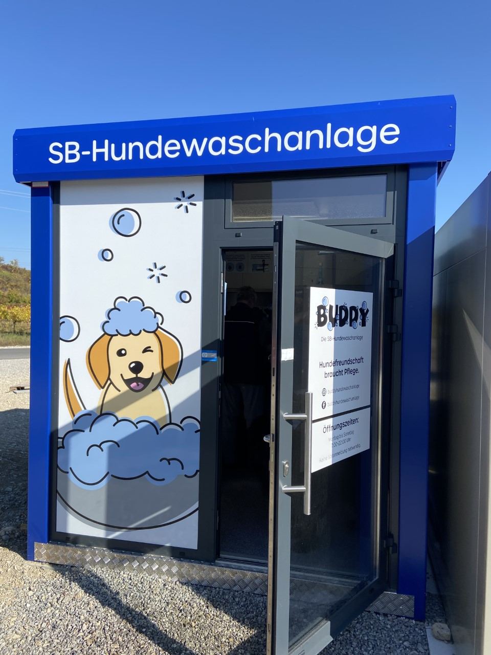 Eingang der SB-Hundewaschanlage mit Buddy-Logo