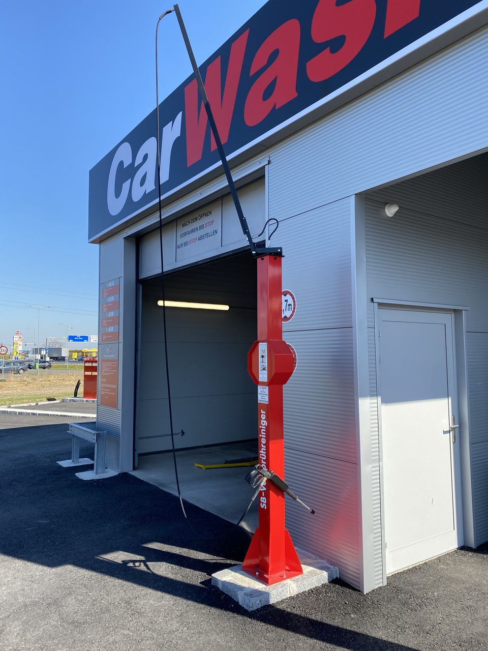 Waschhalle mit CarWash-Schriftzug von außen