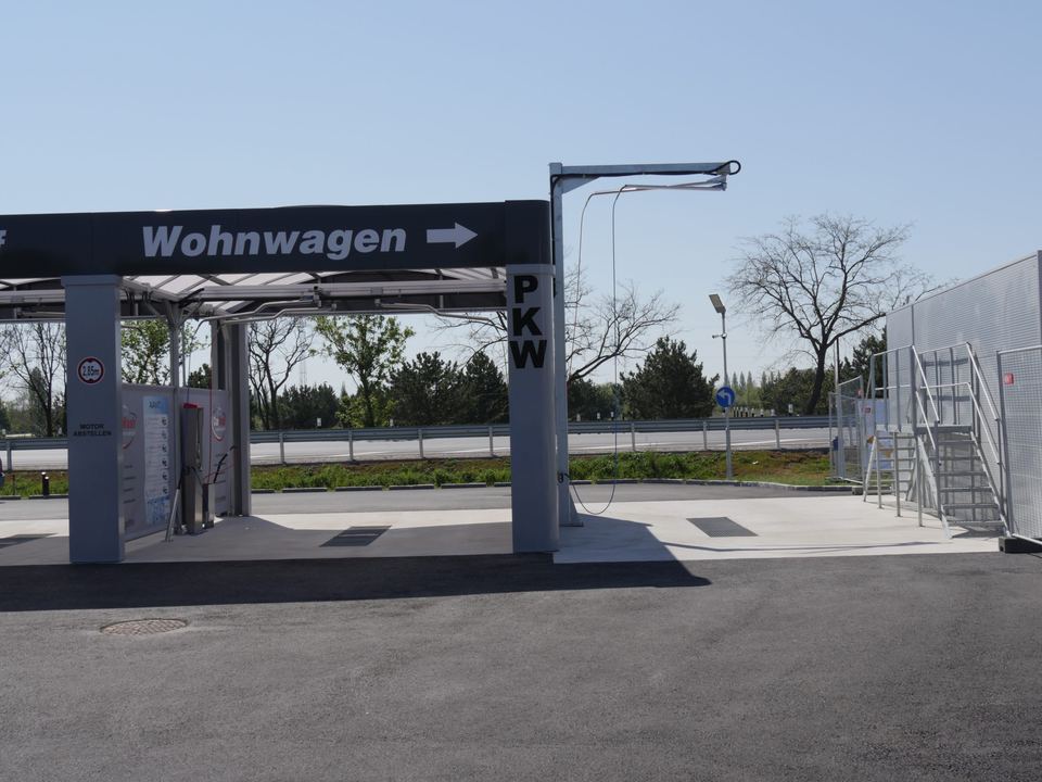 Überdachte SB-Waschboxen mit Wohnwagen-Hinweisschild