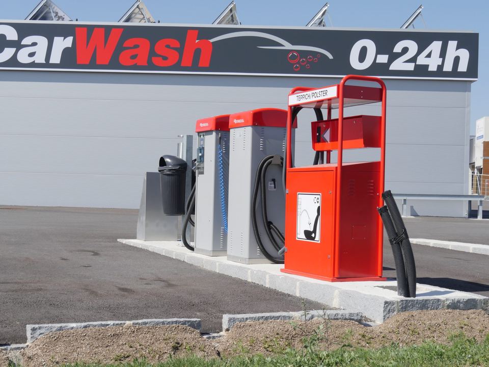 Reihe von Staubsaugerstationen vor der Waschanlage