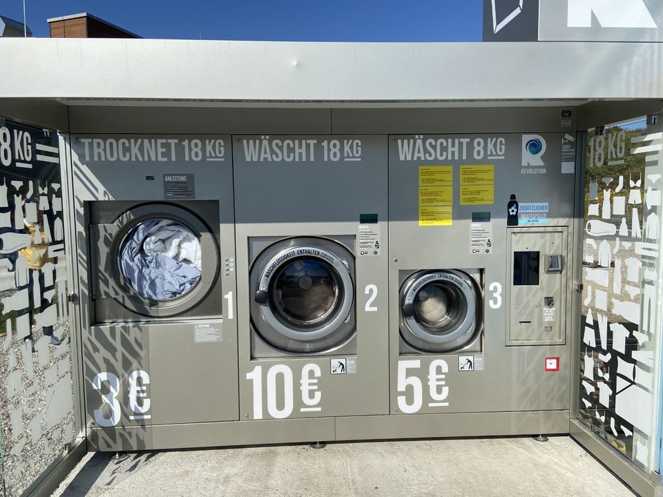 Drei Maschinen: Trockner 18 kg, Waschmaschine 18 kg und Waschmaschine 8 kg